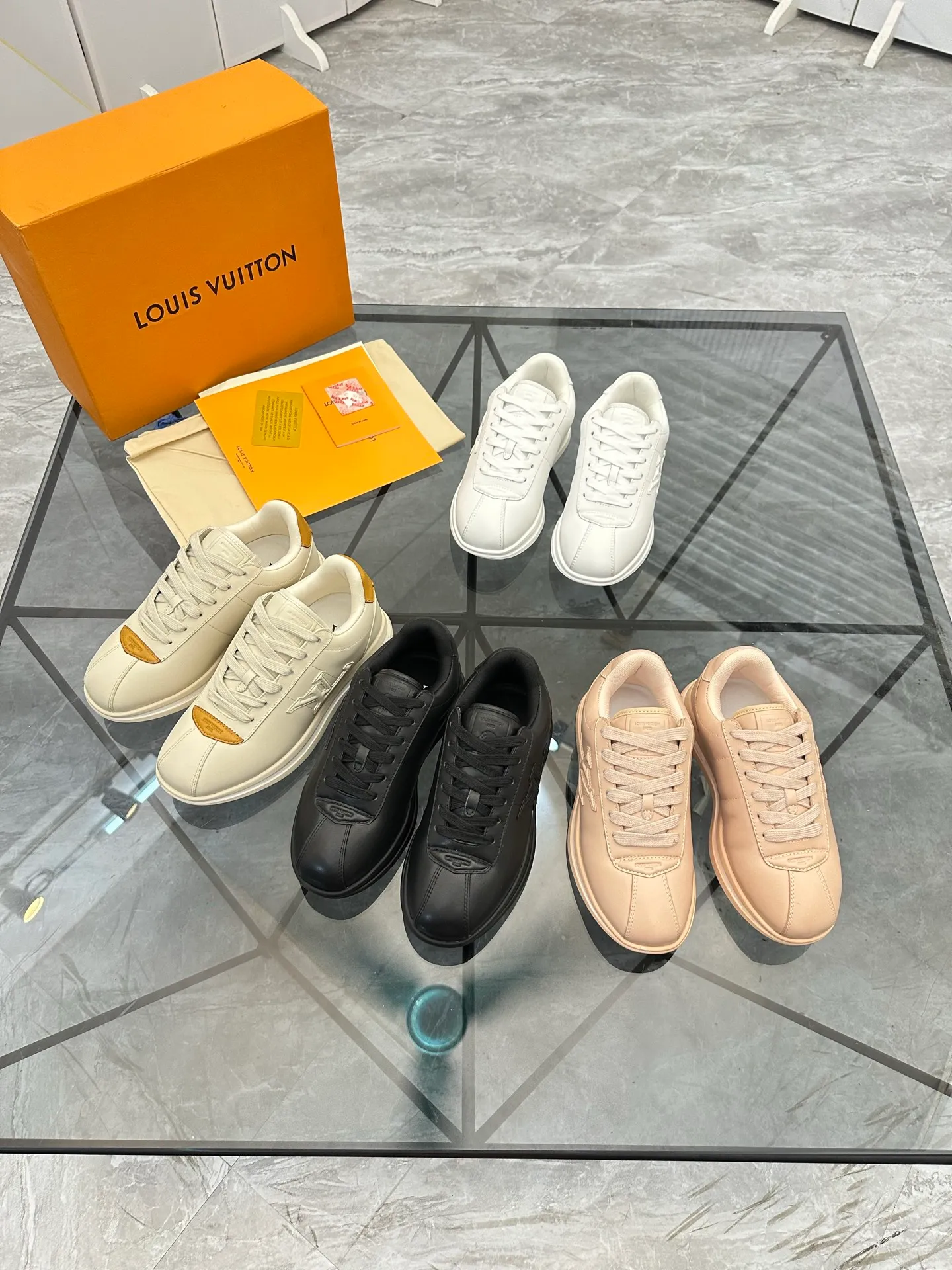 Men's shoes: 💰P700¥ Top quality Product trademark: LV* "Louis Vuitton*" low-top casual shoes Regular size: 35-45 (can be customized to 46) Couple style Product materials: Imported cowhide upper, breathable lining, original outsole. Number: two